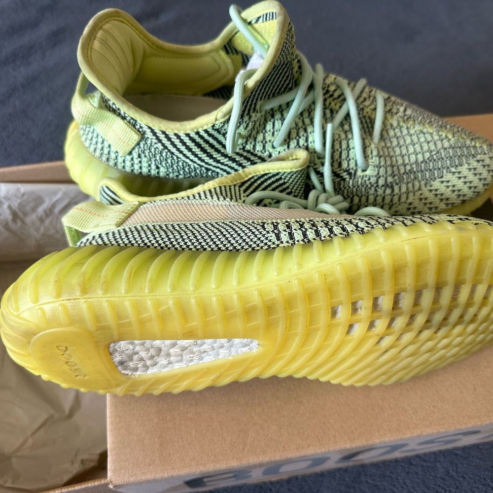 Yeezy 350 ( semi frozen yellow )